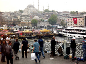 Le pont Galata surmonté par la mosquée Soliman