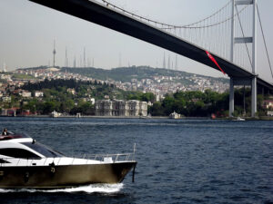  Le pont sur le Bosphore et le palais Beylerbeyi sur la rive orientale