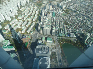 L'ombre de Lotte Tower indique la direction